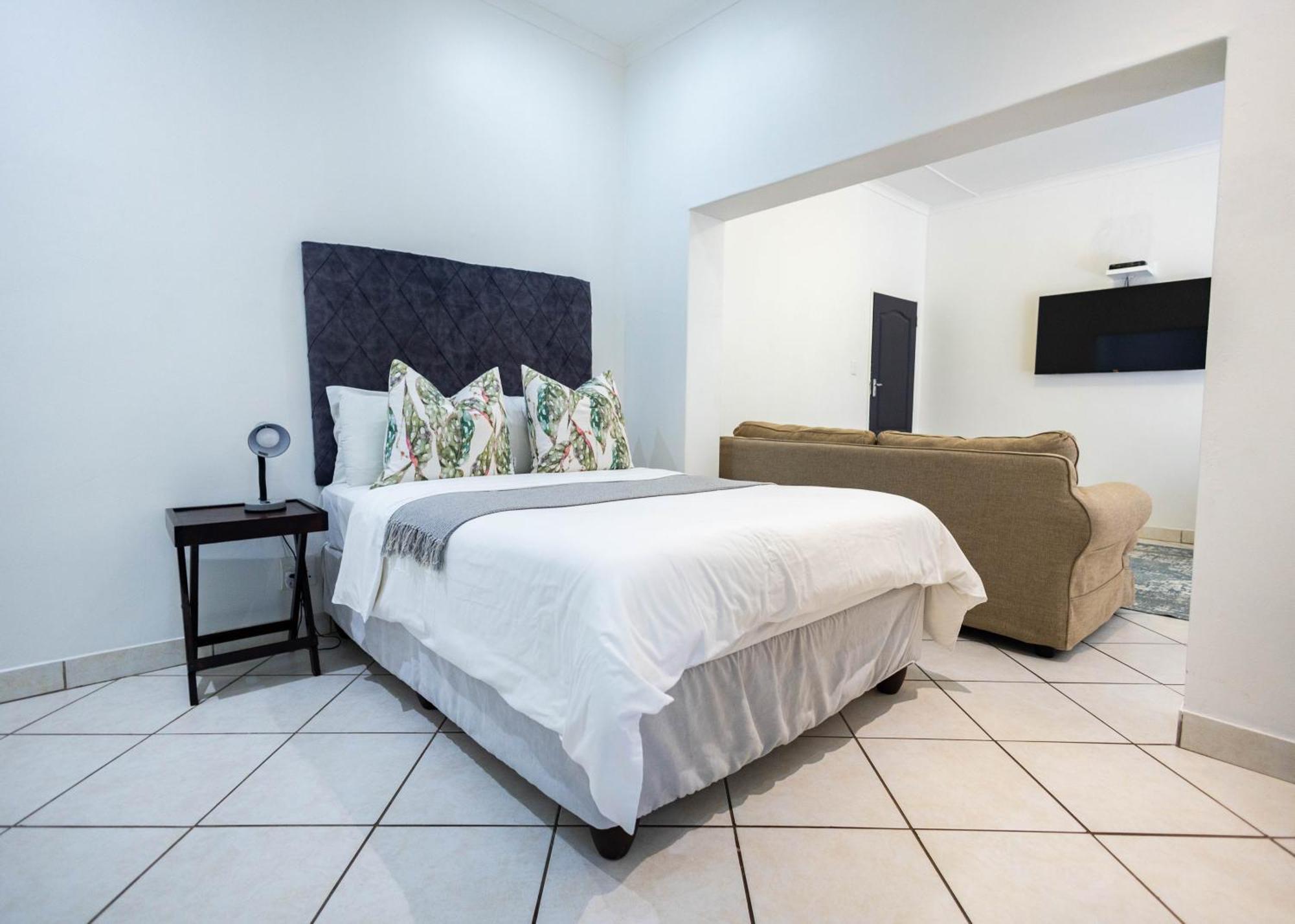 The Yellow Door Guesthouse East London Ngoại thất bức ảnh